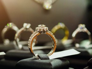 دليلك لأفضل اكسسوارات نسائية ماركات لكمال أناقتك
