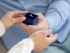 دليلك لأجمل أفكار هدايا العيد لزوجتك 2024