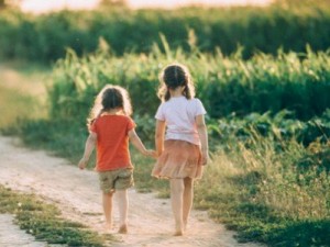 عبارات جميلة عن الأخت : أجمل ما قيل عن الأخوات