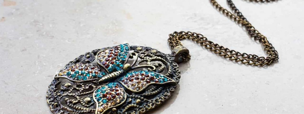 كيفية اختيار قلادة فراشة تعبّر عنكِ